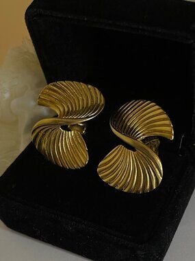Vintage Trifari Gold Tone Swirl Shell Clip On Earrings Mid Century